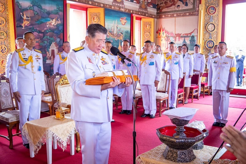 พระบาทสมเด็จพระเจ้าอยู่หัว ทรงพระกรุณาโปรดเกล้าฯ พระราชทานผ้าพระกฐิน