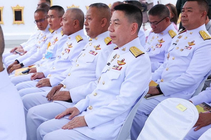 พระบาทสมเด็จพระเจ้าอยู่หัว ทรงพระกรุณาโปรดเกล้าฯ พระราชทานผ้าพระกฐิน