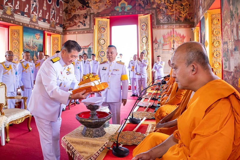 พระบาทสมเด็จพระเจ้าอยู่หัว ทรงพระกรุณาโปรดเกล้าฯ พระราชทานผ้าพระกฐิน