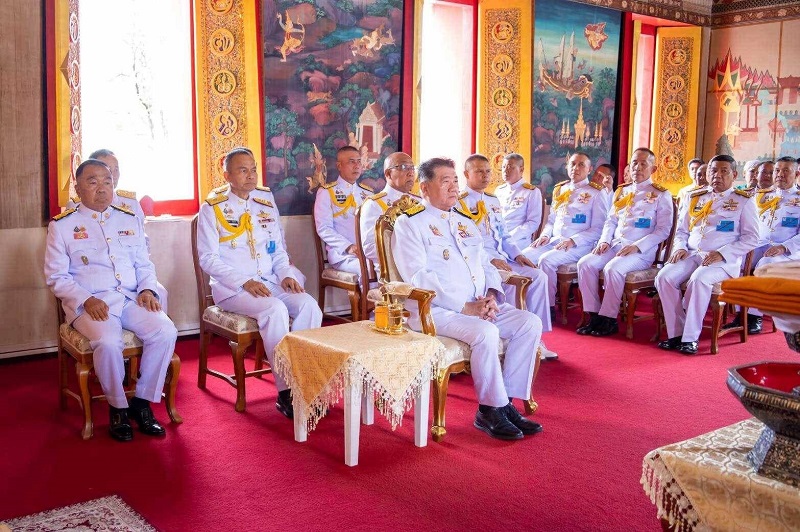 พระบาทสมเด็จพระเจ้าอยู่หัว ทรงพระกรุณาโปรดเกล้าฯ พระราชทานผ้าพระกฐิน