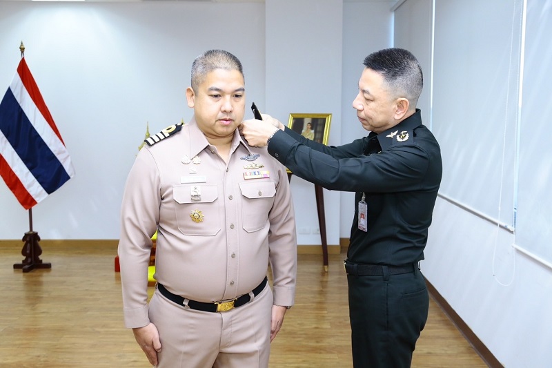 พลโท ชูเลิศ จิระรัตนเมธากร ผู้อำนวยการสำนักพัฒนาระบบราชการกลาโหม ได้กรุณาประดับเครื่องหมายยศให้แก่ข้าราชการที่ได้รับการเลื่อนยศสูงขึ้น