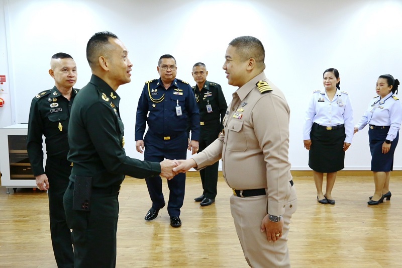 พลโท ชูเลิศ จิระรัตนเมธากร ผู้อำนวยการสำนักพัฒนาระบบราชการกลาโหม ได้กรุณาประดับเครื่องหมายยศให้แก่ข้าราชการที่ได้รับการเลื่อนยศสูงขึ้น