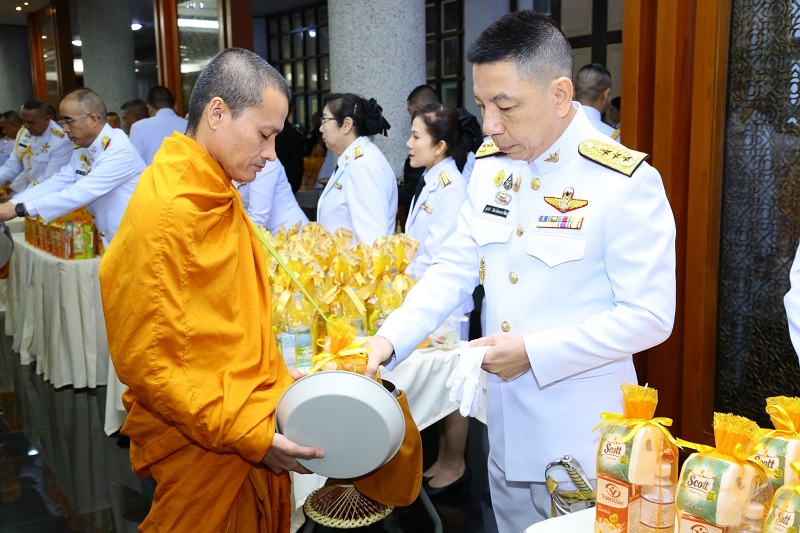 พลโท ชูเลิศ จิระรัตนเมธากร ผู้อำนวยการสำนักพัฒนาระบบราชการกลาโหม พร้อมด้วยข้าราชการ สำนักพัฒนาระบบ เข้าร่วมพิธีเจริญพระพุทธมนต์และพิธีทำบุญตักบาตรพระสงฆ์และสามเณร จำนวน ๘๙ รูป