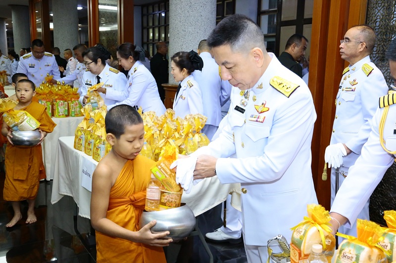 พลโท ชูเลิศ จิระรัตนเมธากร ผู้อำนวยการสำนักพัฒนาระบบราชการกลาโหม พร้อมด้วยข้าราชการ สำนักพัฒนาระบบ เข้าร่วมพิธีเจริญพระพุทธมนต์และพิธีทำบุญตักบาตรพระสงฆ์และสามเณร จำนวน ๘๙ รูป