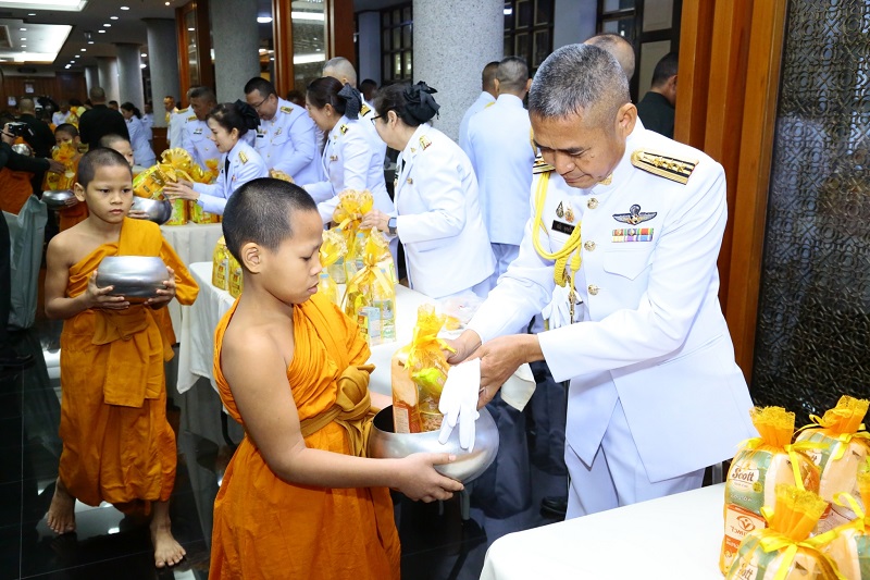 พลโท ชูเลิศ จิระรัตนเมธากร ผู้อำนวยการสำนักพัฒนาระบบราชการกลาโหม พร้อมด้วยข้าราชการ สำนักพัฒนาระบบ เข้าร่วมพิธีเจริญพระพุทธมนต์และพิธีทำบุญตักบาตรพระสงฆ์และสามเณร จำนวน ๘๙ รูป