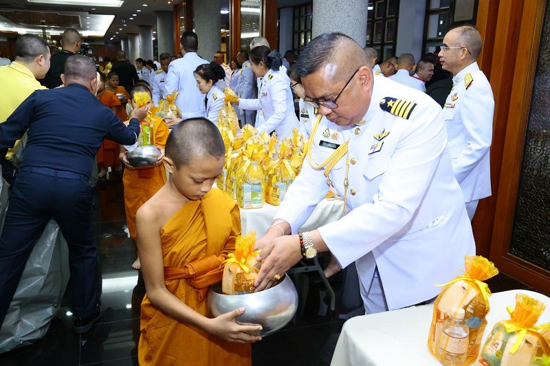 พลโท ชูเลิศ จิระรัตนเมธากร ผู้อำนวยการสำนักพัฒนาระบบราชการกลาโหม พร้อมด้วยข้าราชการ สำนักพัฒนาระบบ เข้าร่วมพิธีเจริญพระพุทธมนต์และพิธีทำบุญตักบาตรพระสงฆ์และสามเณร จำนวน ๘๙ รูป