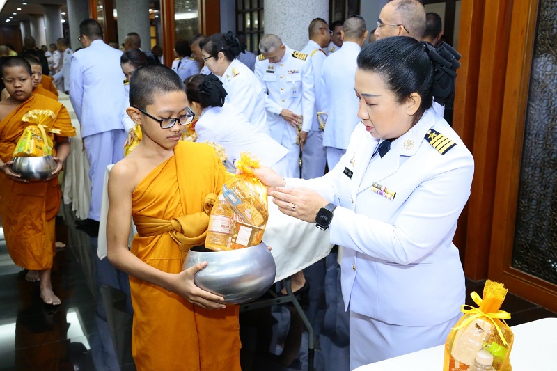พลโท ชูเลิศ จิระรัตนเมธากร ผู้อำนวยการสำนักพัฒนาระบบราชการกลาโหม พร้อมด้วยข้าราชการ สำนักพัฒนาระบบ เข้าร่วมพิธีเจริญพระพุทธมนต์และพิธีทำบุญตักบาตรพระสงฆ์และสามเณร จำนวน ๘๙ รูป