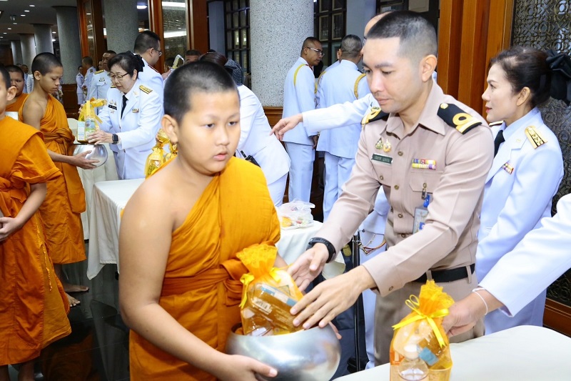 พลโท ชูเลิศ จิระรัตนเมธากร ผู้อำนวยการสำนักพัฒนาระบบราชการกลาโหม พร้อมด้วยข้าราชการ สำนักพัฒนาระบบ เข้าร่วมพิธีเจริญพระพุทธมนต์และพิธีทำบุญตักบาตรพระสงฆ์และสามเณร จำนวน ๘๙ รูป