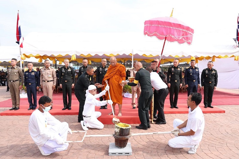 พลโท ชูเลิศ จิระรัตนเมธากร ผู้อำนวยการสำนักพัฒนาระบบราชการกลาโหม เข้าร่วมพิธีเททองหล่อพระบรมรูปสมเด็จพระนเรศวรมหาราช