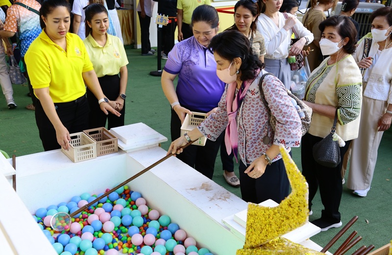 พลโท ชูเลิศ จิระรัตนเมธากร ผู้อำนวยการสำนักพัฒนาระบบราชการกลาโหม พร้อมด้วยข้าราชการสำนักพัฒนาระบบราชการกลาโหม เข้าร่วมกิจกรรม งานกาชาดประจำปี ๒๕๖๗ ภายใต้แนวคิด "ทศมราชา ๗๒ พรรษา ถวายพระพร" ณ ร้านสมาคมภริยาข้าราชการ สำนักงานปลัดกระทรวงกลาโหม