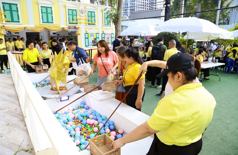 พลโท ชูเลิศ จิระรัตนเมธากร ผู้อำนวยการสำนักพัฒนาระบบราชการกลาโหม พร้อมด้วยข้าราชการสำนักพัฒนาระบบราชการกลาโหม เข้าร่วมกิจกรรม งานกาชาดประจำปี ๒๕๖๗ ภายใต้แนวคิด "ทศมราชา ๗๒ พรรษา ถวายพระพร" ณ ร้านสมาคมภริยาข้าราชการ สำนักงานปลัดกระทรวงกลาโหม