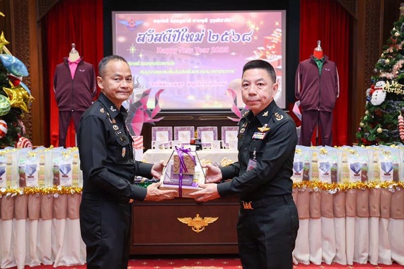 พลโท ชูเลิศ จิระรัตนเมธากร ผู้อำนวยการสำนักพัฒนาระบบราชการกลาโหม ได้เข้าร่วมพิธีมอบของขวัญปีใหม่ เนื่องในโอกาสวันขึ้นปีใหม่ ประจำปี ๒๕๖๘
