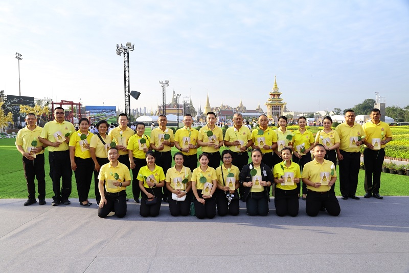 พลโท ชูเลิศ จิระรัตนเมธากร ผู้อำนวยการสำนักพัฒนาระบบราชการกลาโหม และภริยา ได้นำข้าราชการสำนักพัฒนาระบบราชการกลาโหม เข้าร่วมสักการะพระบรมสารีริกธาตุ (พระเขี้ยวแก้ว)