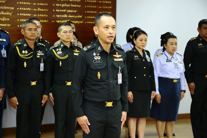 พลตรี สุกิจ สุเมธาศร รองผู้อำนวยการสำนักพัฒนาระบบราชการกลาโหม (๑) นำข้าราชการ สำนักพัฒนาระบบราชการกลาโหม รับพรปีใหม่จากท่าน พลโท ชูเลิศ จิระรัตนเมธากร ผู้อำนวยการสำนักพัฒนาระบบราชการกลาโหม