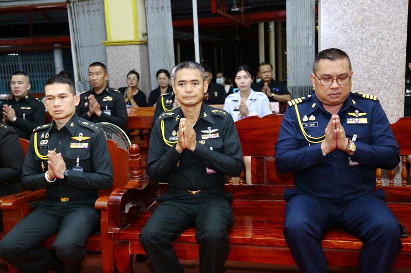 พลโท ชูเลิศ จิระรัตนเมธากร ผู้อำนวยการสำนักพัฒนาระบบราชการกลาโหม ได้นำกำลังพล เข้าร่วมพิธีสวดพระอภิธรรมศพ คุณแม่ ศิริ สัญญเขตต์
