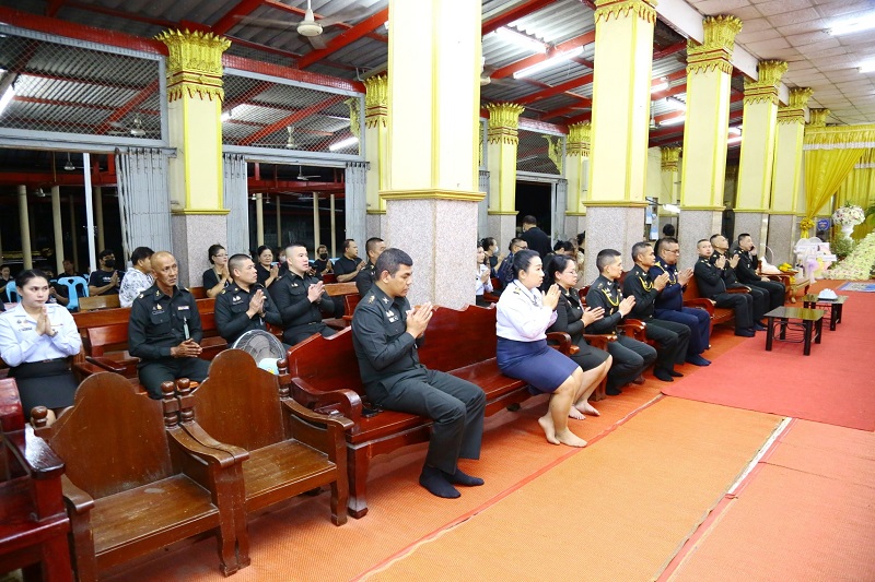 พลโท ชูเลิศ จิระรัตนเมธากร ผู้อำนวยการสำนักพัฒนาระบบราชการกลาโหม ได้นำกำลังพล เข้าร่วมพิธีสวดพระอภิธรรมศพ คุณแม่ ศิริ สัญญเขตต์