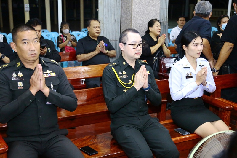 พลโท ชูเลิศ จิระรัตนเมธากร ผู้อำนวยการสำนักพัฒนาระบบราชการกลาโหม ได้นำกำลังพล เข้าร่วมพิธีสวดพระอภิธรรมศพ คุณแม่ ศิริ สัญญเขตต์