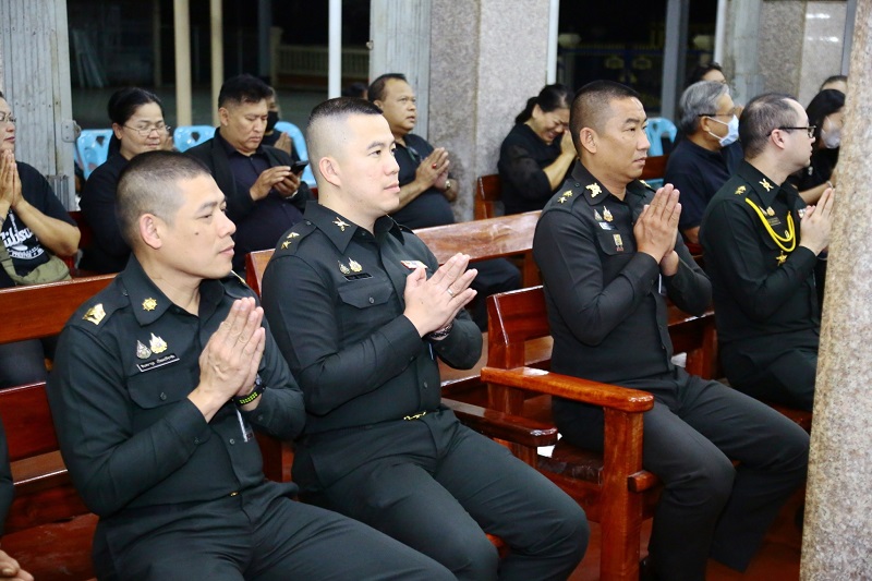 พลโท ชูเลิศ จิระรัตนเมธากร ผู้อำนวยการสำนักพัฒนาระบบราชการกลาโหม ได้นำกำลังพล เข้าร่วมพิธีสวดพระอภิธรรมศพ คุณแม่ ศิริ สัญญเขตต์