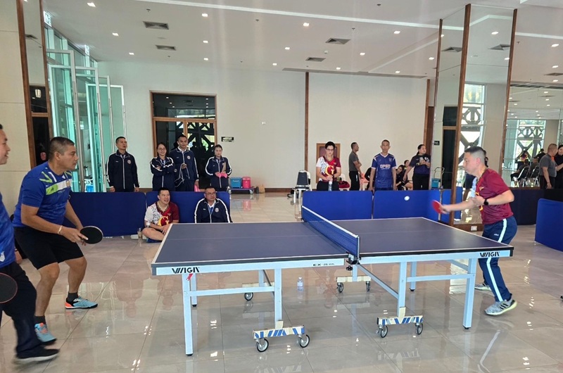 พลโท ชูเลิศ จิระรัตนเมธากร ผู้อำนวยการสำนักพัฒนาระบบราชการกลาโหม เข้าร่วมแข่งขันเทเบิลเทนนิส กีฬาภายในสำนักงานปลัดกระทรวงกลาโหม ประจำปีงบประมาณ พ.ศ. ๒๕๖๘ ณ อาคารอเนกประสงค์ สำนักงานปลัดกระทรวงกลาโหม (พื้นที่ศรีสมาน)