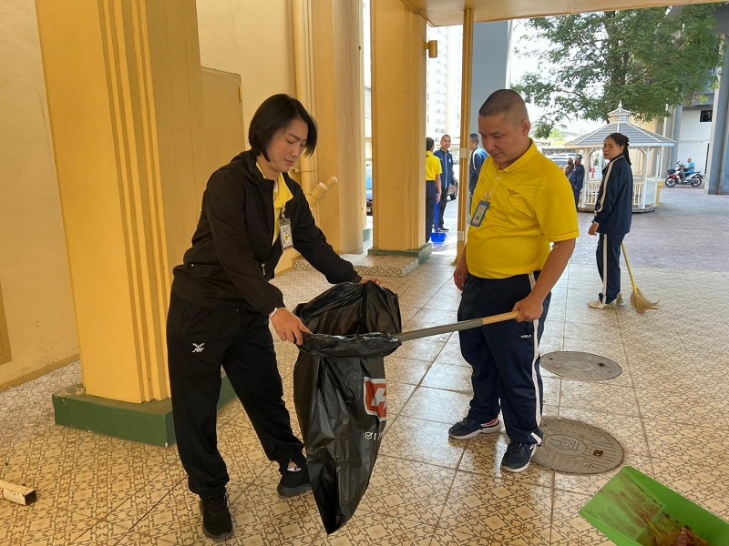 ข้าราชการ สำนักพัฒนาระบบราชการกลาโหม ร่วมทำความสะอาดในพื้นที่ สป.(ศรีสมาน)