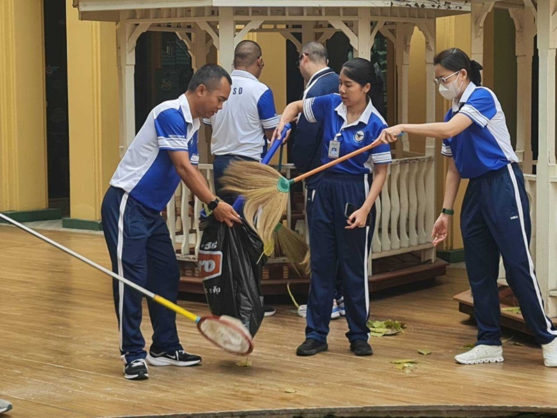 ข้าราชการ สำนักพัฒนาระบบราชการกลาโหม ร่วมทำความสะอาด บริเวณด้านหน้าน้ำตกฝั่งอเมซอน และพื้นที่จอดรถผู้บังคับบัญชา ณ สำนักงานปลัดกระทรวงกลาโหม (พื้นที่ศรีสมาน)