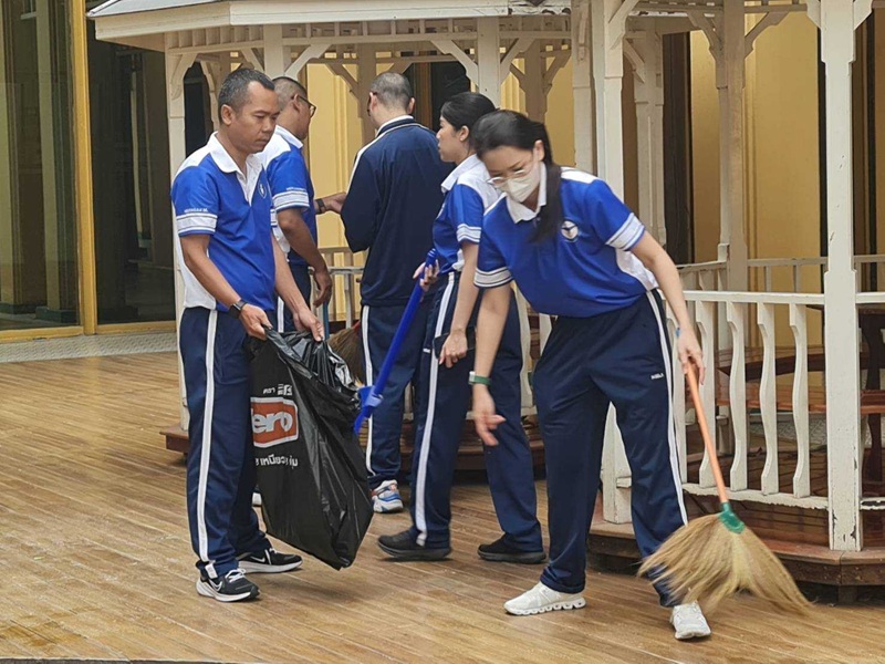 ข้าราชการ สำนักพัฒนาระบบราชการกลาโหม ร่วมทำความสะอาด บริเวณด้านหน้าน้ำตกฝั่งอเมซอน และพื้นที่จอดรถผู้บังคับบัญชา ณ สำนักงานปลัดกระทรวงกลาโหม (พื้นที่ศรีสมาน)