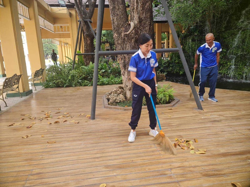 ข้าราชการ สำนักพัฒนาระบบราชการกลาโหม ร่วมทำความสะอาด บริเวณด้านหน้าน้ำตกฝั่งอเมซอน และพื้นที่จอดรถผู้บังคับบัญชา ณ สำนักงานปลัดกระทรวงกลาโหม (พื้นที่ศรีสมาน)