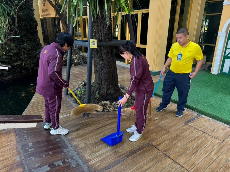 ข้าราชการ สำนักพัฒนาระบบราชการกลาโหม ร่วมทำความสะอาด บริเวณด้านหน้าน้ำตกฝั่งอเมซอน และพื้นที่จอดรถผู้บังคับบัญชา