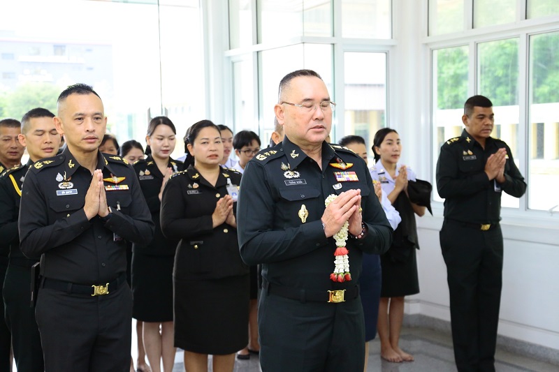 พลโท วิริทธิ์พล พานนิล ผู้อำนวยการสำนักพัฒนาระบบราชการกลาโหม ได้นำกำลังพลของหน่วย เข้าสักการะพระพุทธไตรเสนากลาโหมพิทักษ์, พระบรมราชานุสาวรีย์ พระบาทสมเด็จพระจุลจอมเกล้าเจ้าอยู่หัว รัชกาลที่ ๕ และสิ่งศักดิ์สิทธิ์ในสำนักงานปลัดกระทรวงกลาโหม (พื้นที่ศรีสมาน)