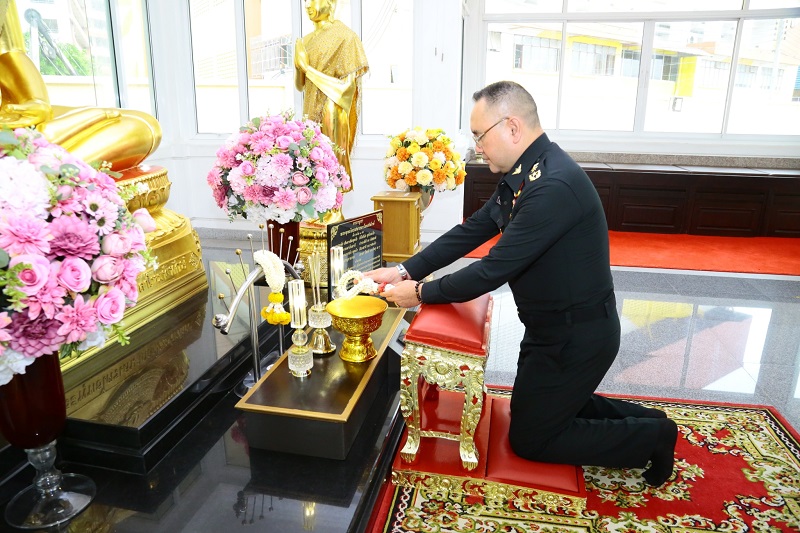 พลโท วิริทธิ์พล พานนิล ผู้อำนวยการสำนักพัฒนาระบบราชการกลาโหม ได้นำกำลังพลของหน่วย เข้าสักการะพระพุทธไตรเสนากลาโหมพิทักษ์, พระบรมราชานุสาวรีย์ พระบาทสมเด็จพระจุลจอมเกล้าเจ้าอยู่หัว รัชกาลที่ ๕ และสิ่งศักดิ์สิทธิ์ในสำนักงานปลัดกระทรวงกลาโหม (พื้นที่ศรีสมาน)