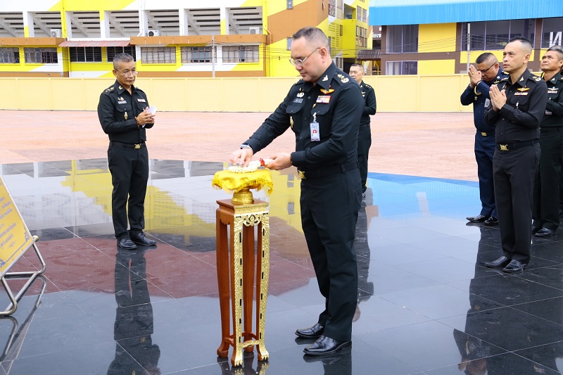 พลโท วิริทธิ์พล พานนิล ผู้อำนวยการสำนักพัฒนาระบบราชการกลาโหม ได้นำกำลังพลของหน่วย เข้าสักการะพระพุทธไตรเสนากลาโหมพิทักษ์, พระบรมราชานุสาวรีย์ พระบาทสมเด็จพระจุลจอมเกล้าเจ้าอยู่หัว รัชกาลที่ ๕ และสิ่งศักดิ์สิทธิ์ในสำนักงานปลัดกระทรวงกลาโหม (พื้นที่ศรีสมาน)