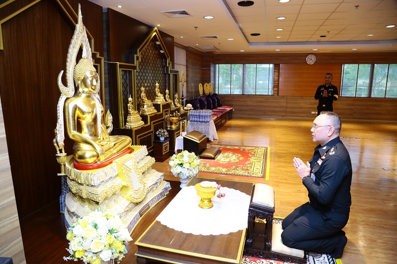 พลโท วิริทธิ์พล พานนิล ผู้อำนวยการสำนักพัฒนาระบบราชการกลาโหม ได้นำกำลังพลของหน่วย เข้าสักการะพระพุทธไตรเสนากลาโหมพิทักษ์, พระบรมราชานุสาวรีย์ พระบาทสมเด็จพระจุลจอมเกล้าเจ้าอยู่หัว รัชกาลที่ ๕ และสิ่งศักดิ์สิทธิ์ในสำนักงานปลัดกระทรวงกลาโหม (พื้นที่ศรีสมาน)
