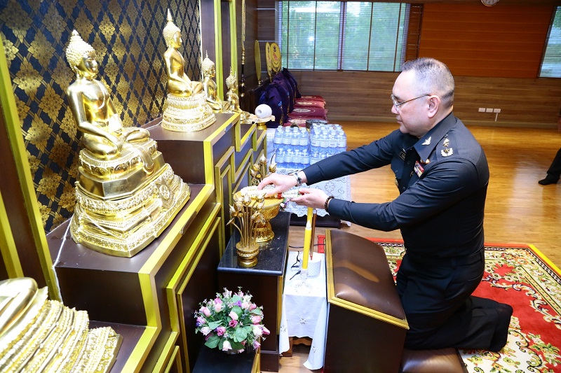 พลโท วิริทธิ์พล พานนิล ผู้อำนวยการสำนักพัฒนาระบบราชการกลาโหม ได้นำกำลังพลของหน่วย เข้าสักการะพระพุทธไตรเสนากลาโหมพิทักษ์, พระบรมราชานุสาวรีย์ พระบาทสมเด็จพระจุลจอมเกล้าเจ้าอยู่หัว รัชกาลที่ ๕ และสิ่งศักดิ์สิทธิ์ในสำนักงานปลัดกระทรวงกลาโหม (พื้นที่ศรีสมาน)
