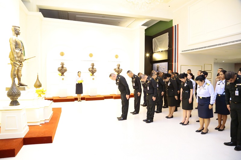 พลโท วิริทธิ์พล พานนิล ผู้อำนวยการสำนักพัฒนาระบบราชการกลาโหม ได้นำกำลังพลของหน่วย เข้าสักการะพระพุทธไตรเสนากลาโหมพิทักษ์, พระบรมราชานุสาวรีย์ พระบาทสมเด็จพระจุลจอมเกล้าเจ้าอยู่หัว รัชกาลที่ ๕ และสิ่งศักดิ์สิทธิ์ในสำนักงานปลัดกระทรวงกลาโหม (พื้นที่ศรีสมาน)
