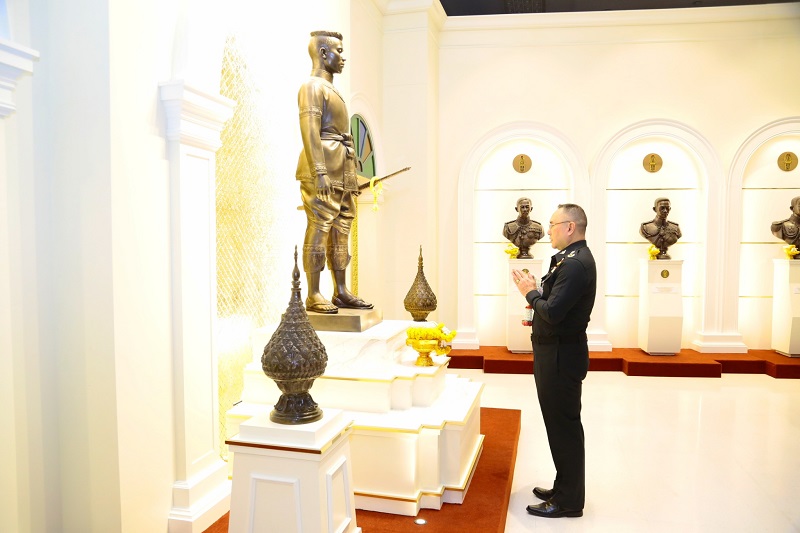 พลโท วิริทธิ์พล พานนิล ผู้อำนวยการสำนักพัฒนาระบบราชการกลาโหม ได้นำกำลังพลของหน่วย เข้าสักการะพระพุทธไตรเสนากลาโหมพิทักษ์, พระบรมราชานุสาวรีย์ พระบาทสมเด็จพระจุลจอมเกล้าเจ้าอยู่หัว รัชกาลที่ ๕ และสิ่งศักดิ์สิทธิ์ในสำนักงานปลัดกระทรวงกลาโหม (พื้นที่ศรีสมาน)