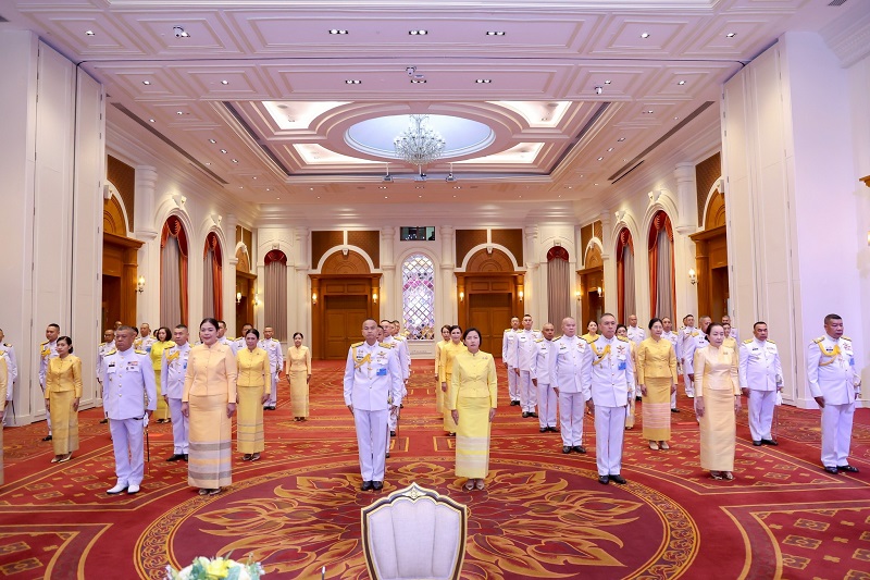 พลโท วิริทธิ์พล พานนิล ผู้อำนวยการสำนักพัฒนาระบบราชการกลาโหม และภริยา ได้ร่วมพิธีลงนามถวายพระพรชัยมงคล เนื่องในโอกาสวันฉัตรมงคล