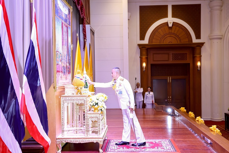 พลโท วิริทธิ์พล พานนิล ผู้อำนวยการสำนักพัฒนาระบบราชการกลาโหม และภริยา ได้ร่วมพิธีลงนามถวายพระพรชัยมงคล เนื่องในโอกาสวันฉัตรมงคล