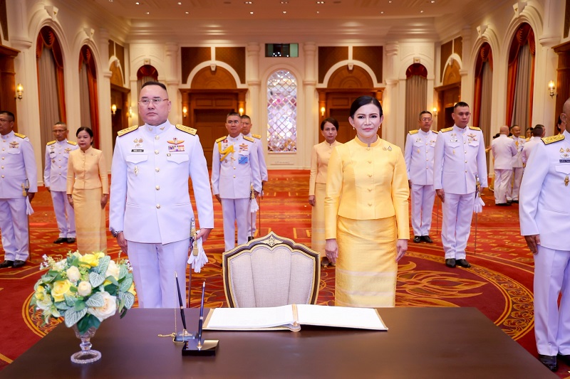 พลโท วิริทธิ์พล พานนิล ผู้อำนวยการสำนักพัฒนาระบบราชการกลาโหม และภริยา ได้ร่วมพิธีลงนามถวายพระพรชัยมงคล เนื่องในโอกาสวันฉัตรมงคล