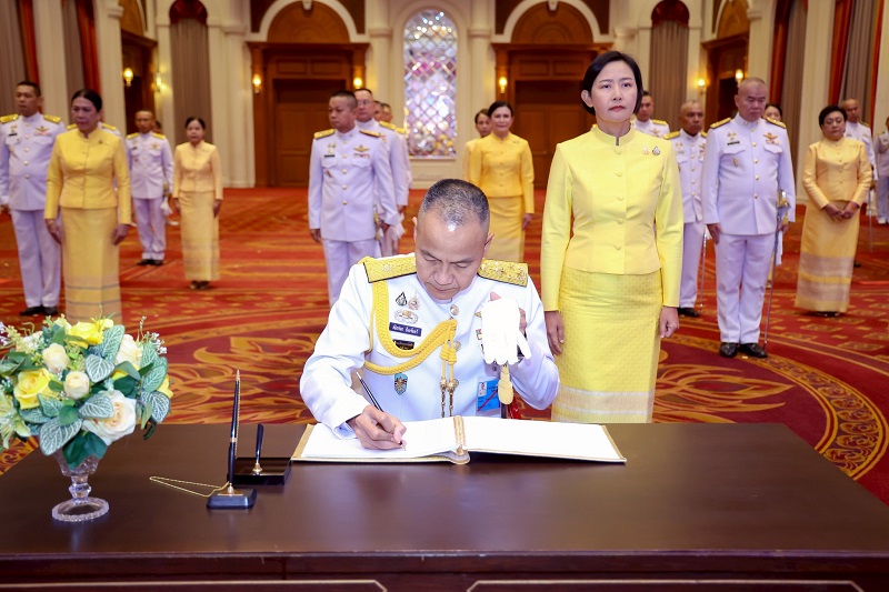 พลโท วิริทธิ์พล พานนิล ผู้อำนวยการสำนักพัฒนาระบบราชการกลาโหม และภริยา ได้ร่วมพิธีลงนามถวายพระพรชัยมงคล เนื่องในโอกาสวันฉัตรมงคล