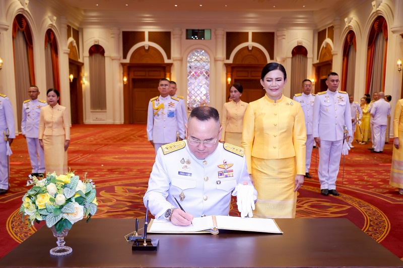 พลโท วิริทธิ์พล พานนิล ผู้อำนวยการสำนักพัฒนาระบบราชการกลาโหม และภริยา ได้ร่วมพิธีลงนามถวายพระพรชัยมงคล เนื่องในโอกาสวันฉัตรมงคล