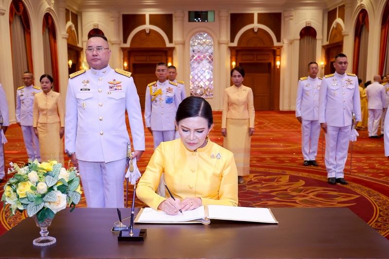 พลโท วิริทธิ์พล พานนิล ผู้อำนวยการสำนักพัฒนาระบบราชการกลาโหม และภริยา ได้ร่วมพิธีลงนามถวายพระพรชัยมงคล เนื่องในโอกาสวันฉัตรมงคล