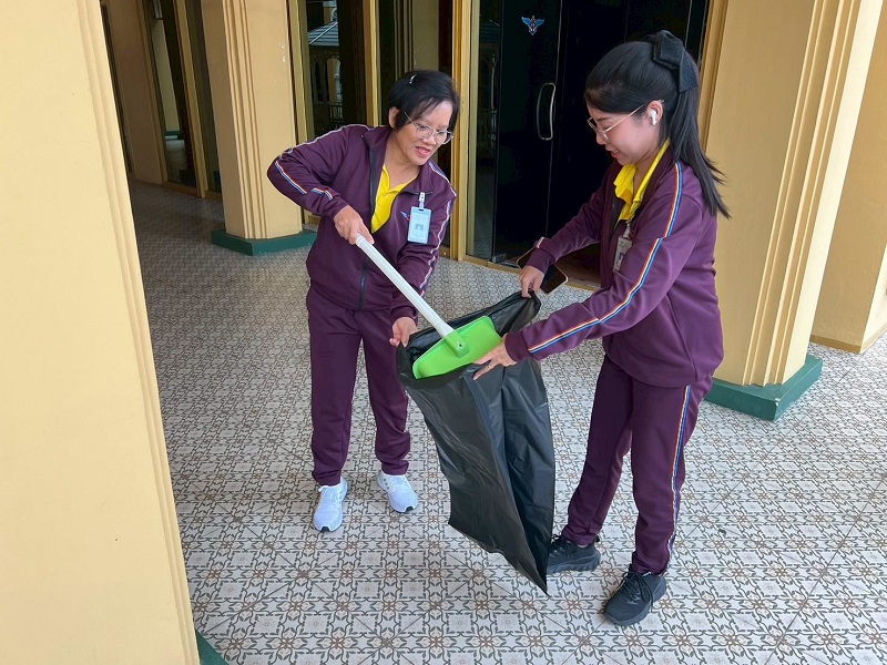สำนักพัฒนาระบบราชการกลาโหม ได้จัดกำลังพลร่วมทำความสะอาด พื้นที่ด้านหน้าน้ำตกฝั่งอเมซอน, พื้นด้านหลังที่จอดรถผู้บังคับบัญชา ณ สำนักงานปลัดกระทรวงกลาโหม (พื้นที่ศรีสมาน)