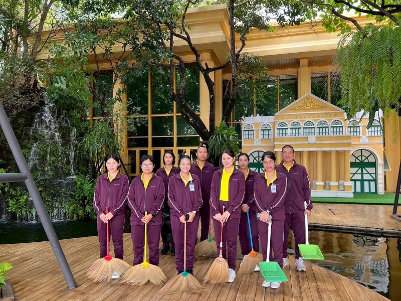 สำนักพัฒนาระบบราชการกลาโหม ได้จัดกำลังพลร่วมทำความสะอาด พื้นที่ด้านหน้าน้ำตกฝั่งอเมซอน พื้นด้านหลังที่จอดรถผู้บังคับบัญชา ณ สำนักงานปลัดกระทรวงกลาโหม (พื้นที่ศรีสมาน)