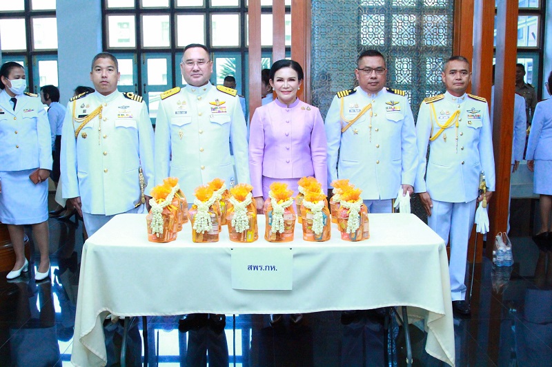 พลโท วิริทธิ์พล พานนิล ผู้อำนวยการสำนักพัฒนาระบบราชการกลาโหม และภริยา พร้อมด้วยกำลังพลของหน่วย เข้าร่วมพิธีถวายพระพรชัยมงคลและพิธีเจริญพระพุทธมนต์