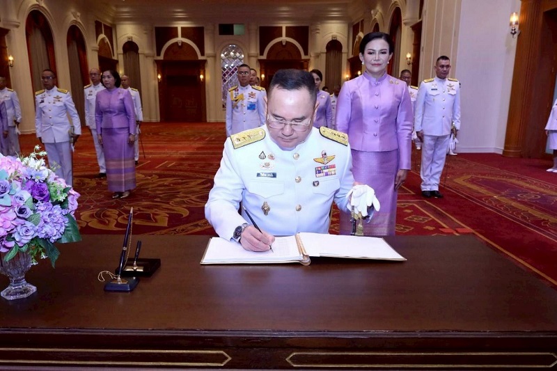 พลโท วิริทธิ์พล พานนิล ผู้อำนวยการสำนักพัฒนาระบบราชการกลาโหม และภริยา พร้อมด้วยกำลังพลของหน่วย เข้าร่วมพิธีถวายพระพรชัยมงคลและพิธีเจริญพระพุทธมนต์