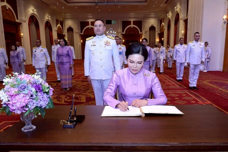 พลโท วิริทธิ์พล พานนิล ผู้อำนวยการสำนักพัฒนาระบบราชการกลาโหม และภริยา พร้อมด้วยกำลังพลของหน่วย เข้าร่วมพิธีถวายพระพรชัยมงคลและพิธีเจริญพระพุทธมนต์