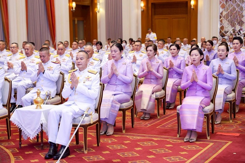 พลโท วิริทธิ์พล พานนิล ผู้อำนวยการสำนักพัฒนาระบบราชการกลาโหม และภริยา พร้อมด้วยกำลังพลของหน่วย เข้าร่วมพิธีถวายพระพรชัยมงคลและพิธีเจริญพระพุทธมนต์
