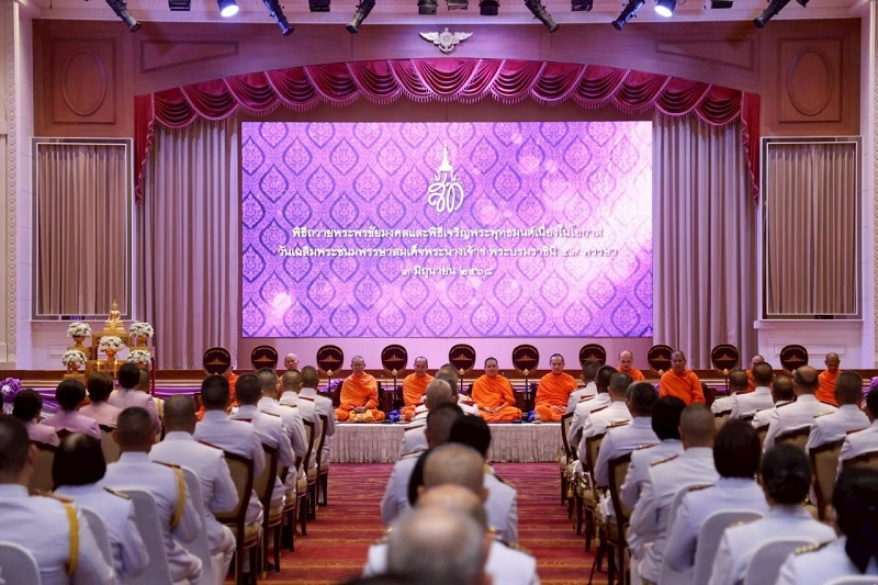พลโท วิริทธิ์พล พานนิล ผู้อำนวยการสำนักพัฒนาระบบราชการกลาโหม และภริยา พร้อมด้วยกำลังพลของหน่วย เข้าร่วมพิธีถวายพระพรชัยมงคลและพิธีเจริญพระพุทธมนต์