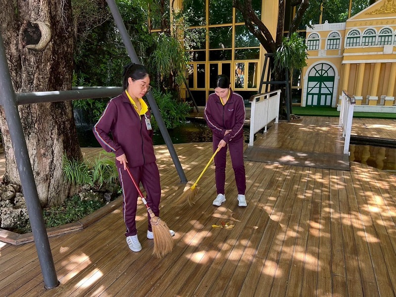 สำนักพัฒนาระบบราชการกลาโหม ได้จัดกำลังพลร่วมทำความสะอาด พื้นที่ด้านหน้าน้ำตกฝั่งอเมซอน