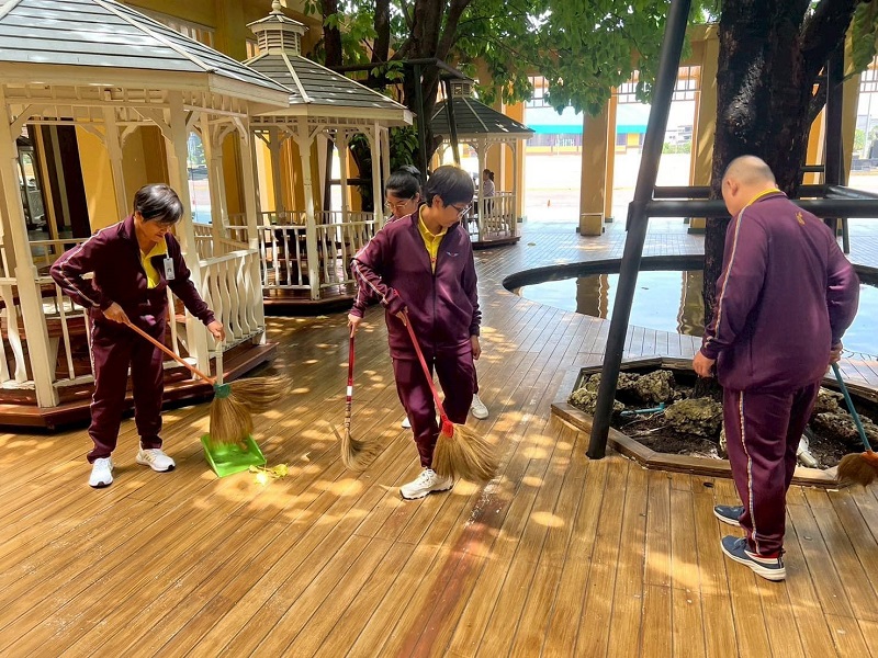 สำนักพัฒนาระบบราชการกลาโหม ได้จัดกำลังพลร่วมทำความสะอาด พื้นที่ด้านหน้าน้ำตกฝั่งอเมซอน